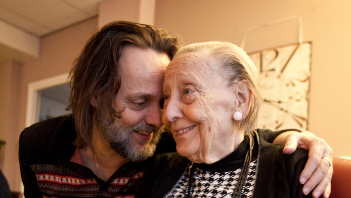 Hugo Borst met zijn moeder, die aan alzheimer lijdt