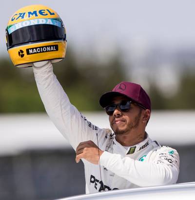 Hamilton krijgt originele helm van zijn idool Senna