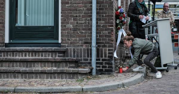 Scholieren staan even stil bij monument van Joodse familie
