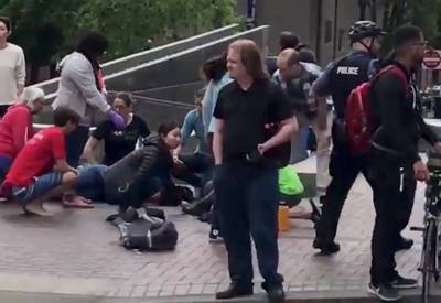 Auto rijdt in op voetgangers in Portland