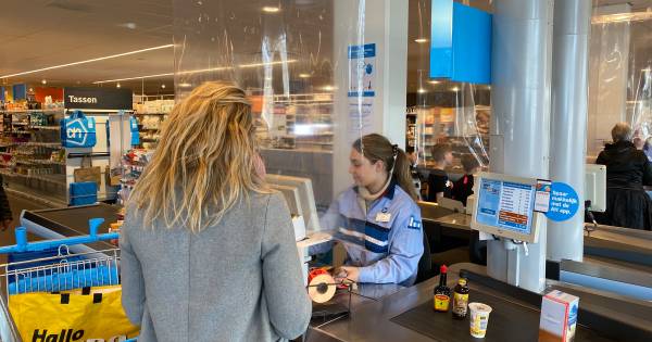 AH-caissières achter plastic tafelzeil: 'Bij kuchende klant is dit in elk geval waterdicht' - BN DeS