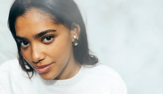 ‘Oei, kent mijn vader me alleen als feestend en drugs slikkend luxepaard?’: Ayana Doucouré over ‘Knokke off’, soloreizen en haar afwezige vader