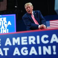 Trump strooit vlak voor midterms met miljarden dollars om boeren tegemoet te komen • VS kan branden zoals Frankrijk als Democraten winnen, waarschuwt president