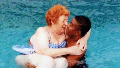 Britse oma ontroostbaar: haar Nigeriaanse toyboy krijgt geen visum