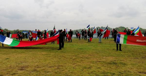 Molukse Demonstranten Zwaaien Rms Vlag Bij Korte Bijeenkomst In Winterswijk Winterswijk Gelderlander Nl