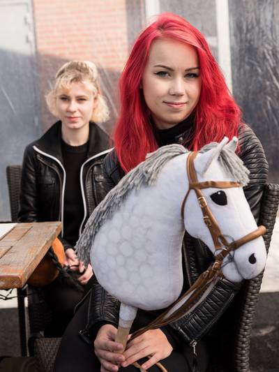 Finse amazones geven demonstratie stokpaardrijden