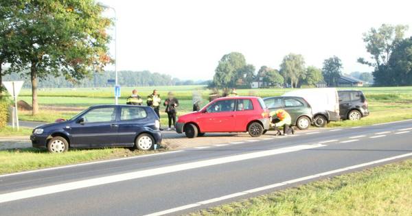 Kettingbotsing in ochtendspits op N348: vijf auto's op elkaar - De Stentor
