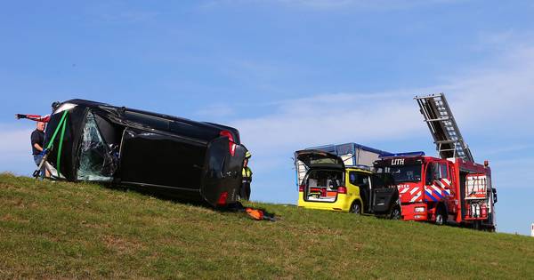 Auto op zijn kant naast de weg in Maren-Kessel: bestuurder gewond - BD.nl