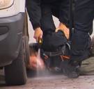 Onderzoek naar agent die geboeide klimaatbetoger met pepperspray in gezicht spoot (VIDEO)