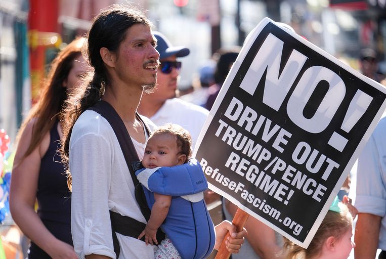 Een man met een protestbord tegen de Amerikaanse regering gisteren in Los Angeles. Het ontslag van Comey deed veel stof opwaaien onder de Amerikaanse bevolking. Beeld AFP