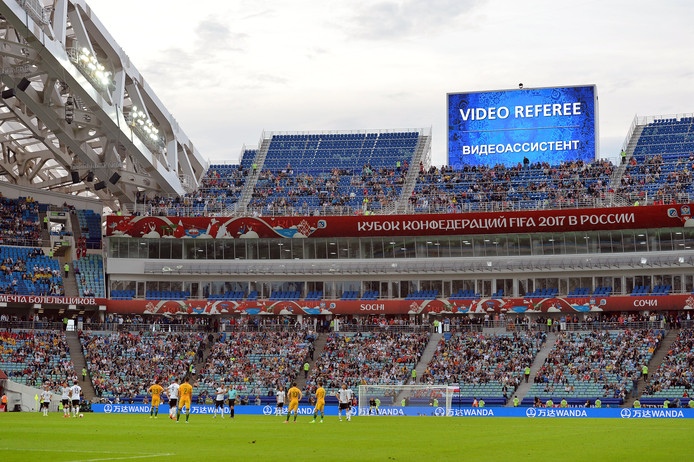 De scheidsrechter bij de Confed Cup heeft de hulp ingeroepen van een videoref. Het publiek ziet dat op grote schermen.