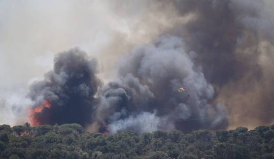 Ook in Spanje hevige bosbranden: 12 gemeenten langs Costa Brava in lockdown • Tot zaterdag code rood in grootste deel van Portugal vanwege extreme hitte