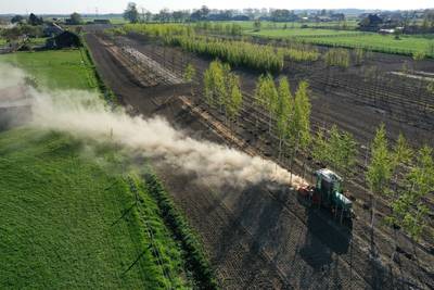 Stofwolken van vuistdikke 'kleibetonlaag’ in extreem droge Betuwse landbouwbodem