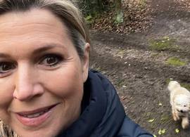 Unieke selfie: ‘doodgewone’ Máxima aan de wandel met hondje Mambo