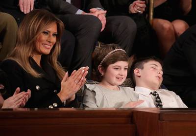 Speciale gast Joshua Trump (11) valt in slaap bij ‘troonrede’ president