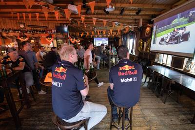 Max Verstappen toejuichen vanuit Deldens Formule 1-café