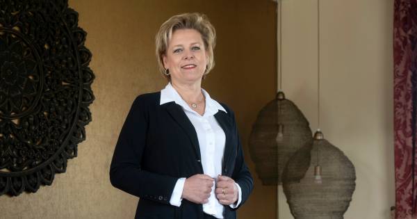 Bij uitvaartonderneemster Mireille Mom danst de traan met de lach