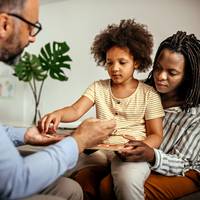 ‘Ik heb nadien nog anderhalf uur gehuild in mijn auto’: is de populaire familie-opstelling zinvolle therapie of pseudowetenschap?