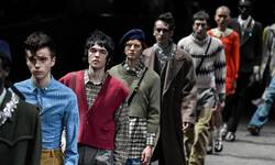 Gucci stuurt mannelijke modellen in babydoll de catwalk op