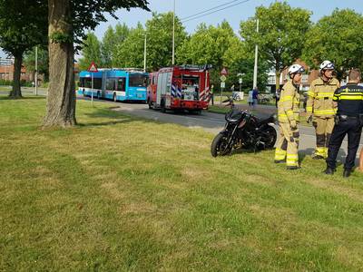 Motorrijder raakt ingesloten tussen bus en racende auto's en gaat onderuit