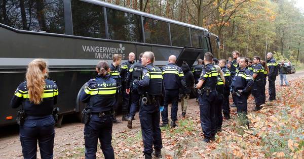 Vluchtelingen uit tentenkamp Bladel verlaten azc Budel 'met onbekende bestemming' - AD.nl