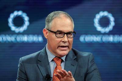 Trump: Van corruptie beschuldigde vertrouweling mag blijven zitten