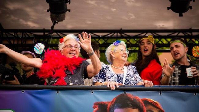 80-jarigen strooien met liefde op Antwerp Pride