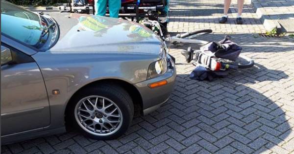 Auto botst op fietser in Bruinisse