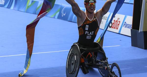 Handbiker Jetze Plat pakt brons op de weg - AD.nl