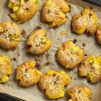 Zó maak je heerlijk krokante geplette aardappels uit de oven