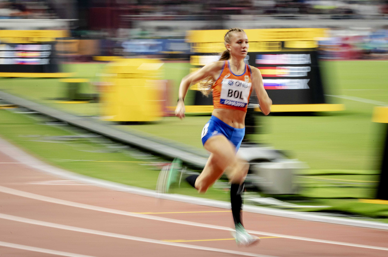 Bol (19) snelt op 400m horden naar dik PR, plek in halve ...