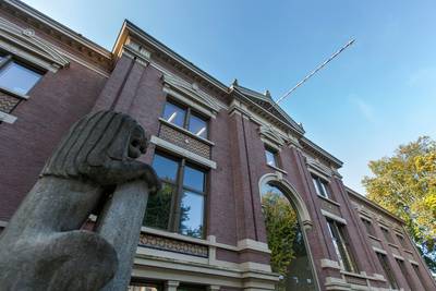 Nabestaande gooit flesje met sinas naar verdachte hamermoord