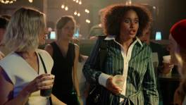 Louise krijgt drankje over haar heen