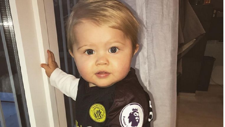Is het geen schatje? Zoontje Kevin De Bruyne al helemaal ...