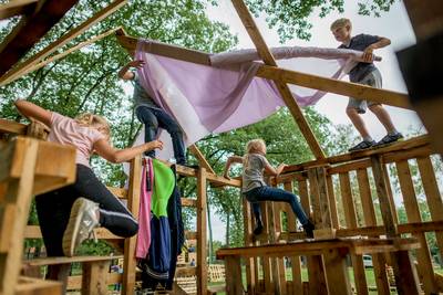 In het Houtdorp Hertme is alles mogelijk: van een garage bouwen tot een konijnenhok