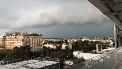 LIVE | Dreigende wolkenluchten en harde windstoten naderen Nederland