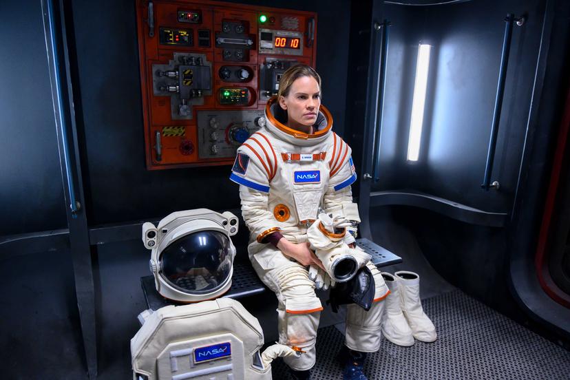 Hillary Swank in ruimtepak in Away