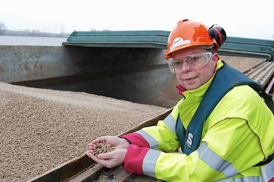 Een schip vol houtpellets is gearriveerd bij de Amercentrale in Geertruidenberg. Die kolencentrale moet in de toekomst volledig gaan draaien op biomassa