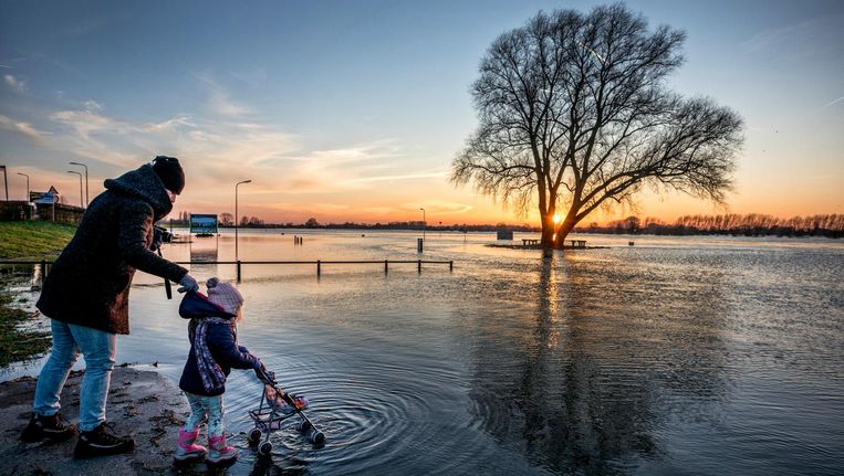 Vandaag stroomt per seconde 7 miljoen liter water Nederland binnen - kunnen onze dijken dat aan? - V