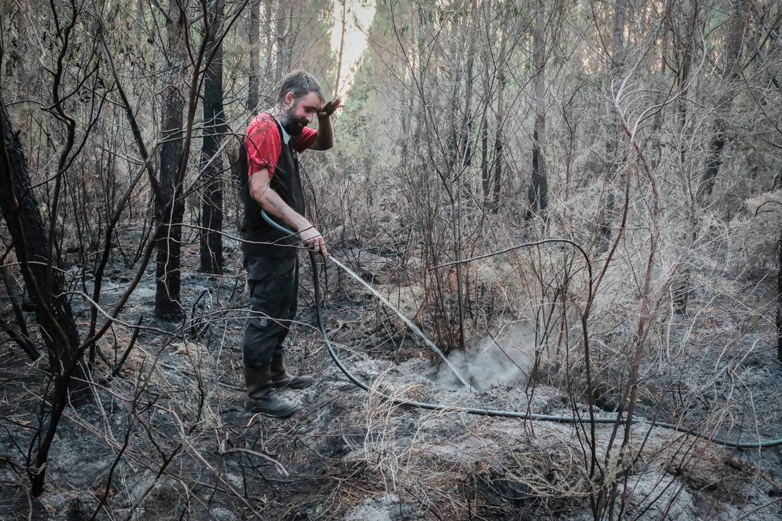 Geblakerde muren, een dikke aslaag en overal de geur van verbrand hout