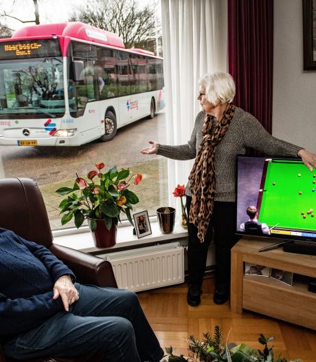 Bewoners Hatert zijn 20 bussen per uur langs hun huis zat: ‘Soms zit ik zelfs op de bank te trillen’