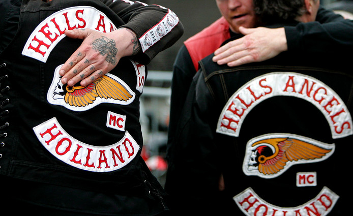Leden van motorclub Hells Angels omhelzen elkaar.