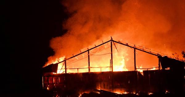 Zeer grote brand in loods met caravans langs N57 bij Serooskerke (S), weg afgesloten voor verkeer .