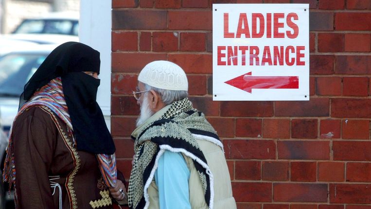 Archiefbeeld: bezoekers van het vrijddaggebed in de Green Lane-moskee in Birmingham. Beeld epa