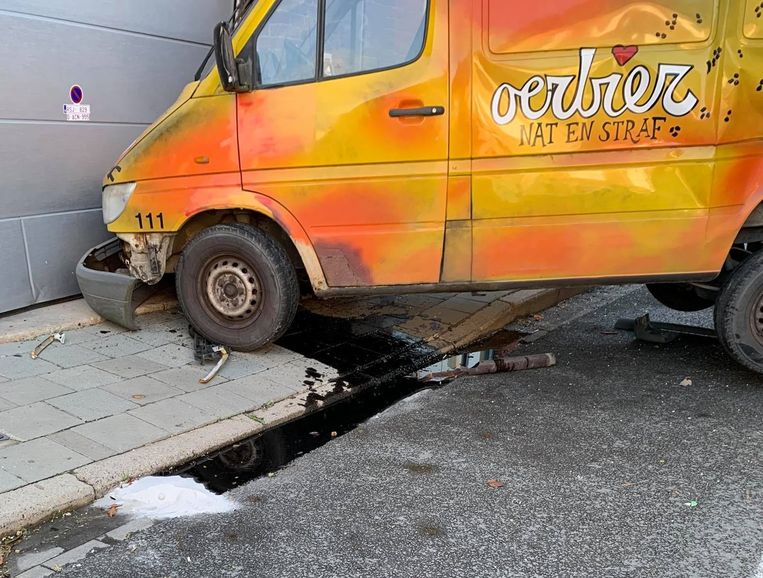 Door het ongeval lekte ook motorolie op straat.