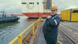 Gevaarlijk: Touw van gigantisch schip breekt los