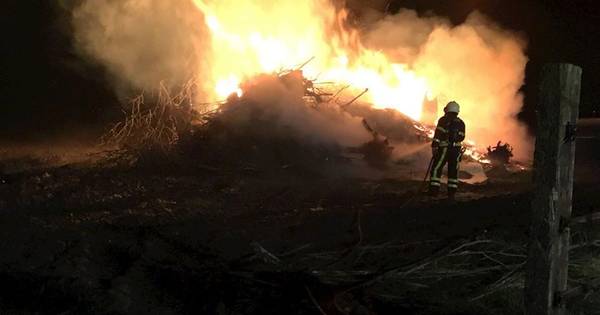 Flinke hoop brandend sloophout houdt brandweer urenlang bezig in Rijen - BN DeStem