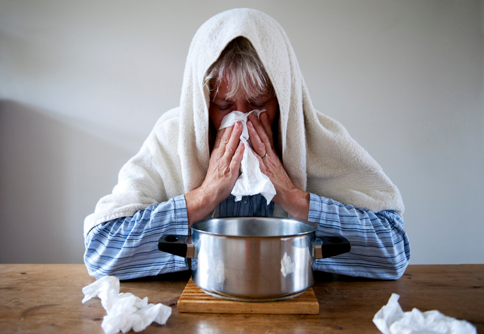Foto ter illustratie: Een vrouw met griep stoomt.