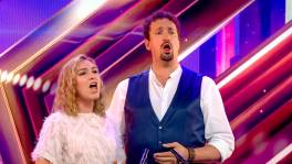 Sopraan Iris en tenor Gilles staan terug samen op een podium als ...
