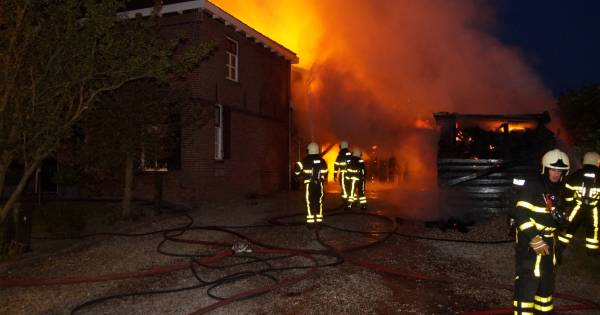 Uitslaande schuurbrand slaat over naar naastgelegen woning in Genderen: sluit deuren en ramen - BD.n